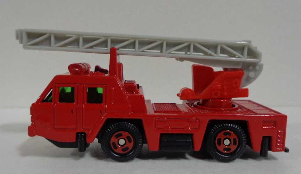 TOMICA #22 NISSAN DIÉSEL ESCALERA AÉREA CAMIÓN DE BOMBEROS 1/120 TOMY COCHE FUNDIDO A PRESIÓN NUEVO Foto 2 de 4