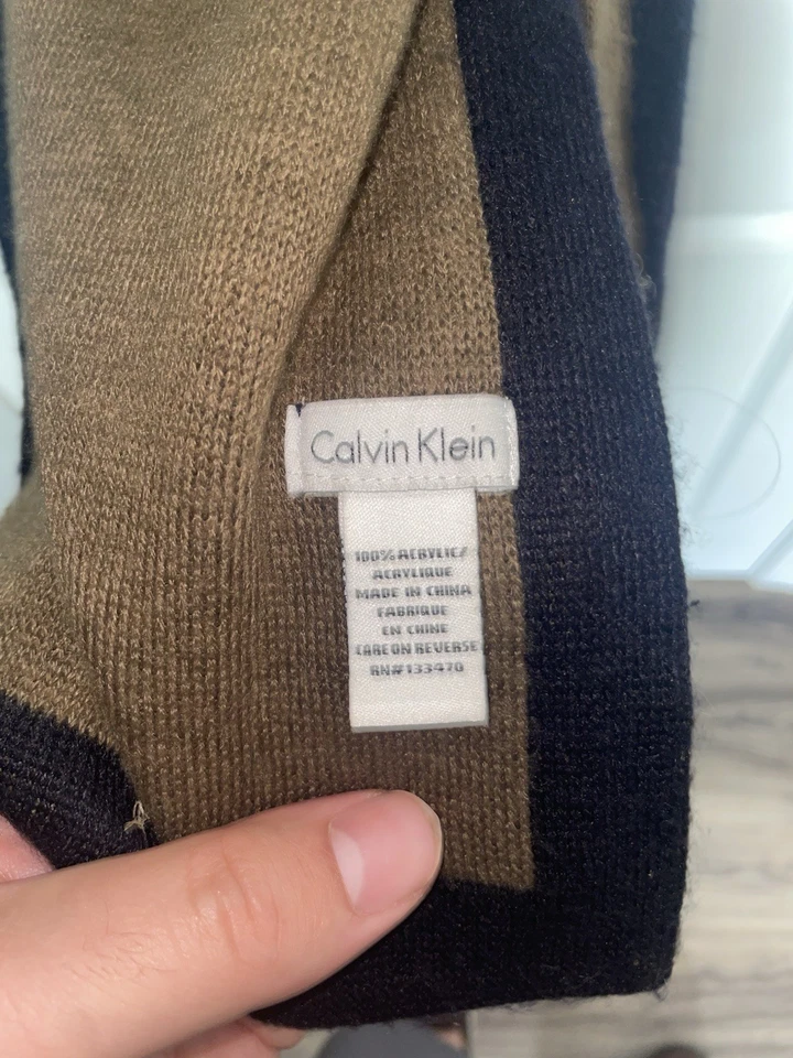 "Bufanda de invierno tejida negra y verde oliva de Calvin Klein para hombre 10"" x 64" Foto 3 de 4