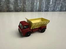 VINTAGE ENGLAND LESNEY MATCHBOX CAR - #70 GRIT SPREADER RED/YELLOW (F5)