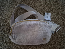 Lululemon Everywhere Belt Bag Sherpa Fleece WHTO/GOLD LU9B18S
