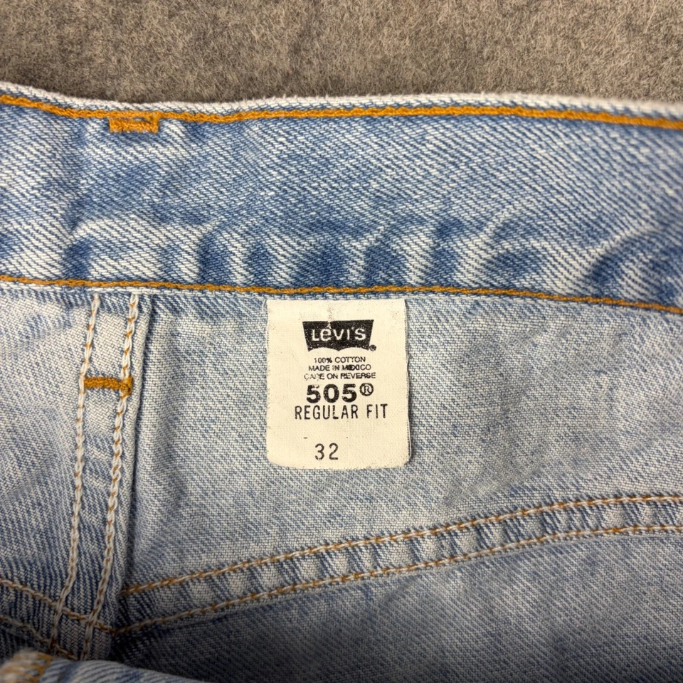 Vintage Levi's 505 Shorts Women's 32 Regular Fit Denim Light Wash Frayed Hem - Image 2 of 4