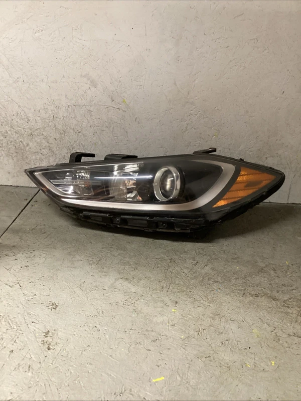 2017 2018 HYUNDAI ELANTRA LEFT LH DRIVER SIDE HEADLIGHT OEM HALOGEN BLACK PLUG