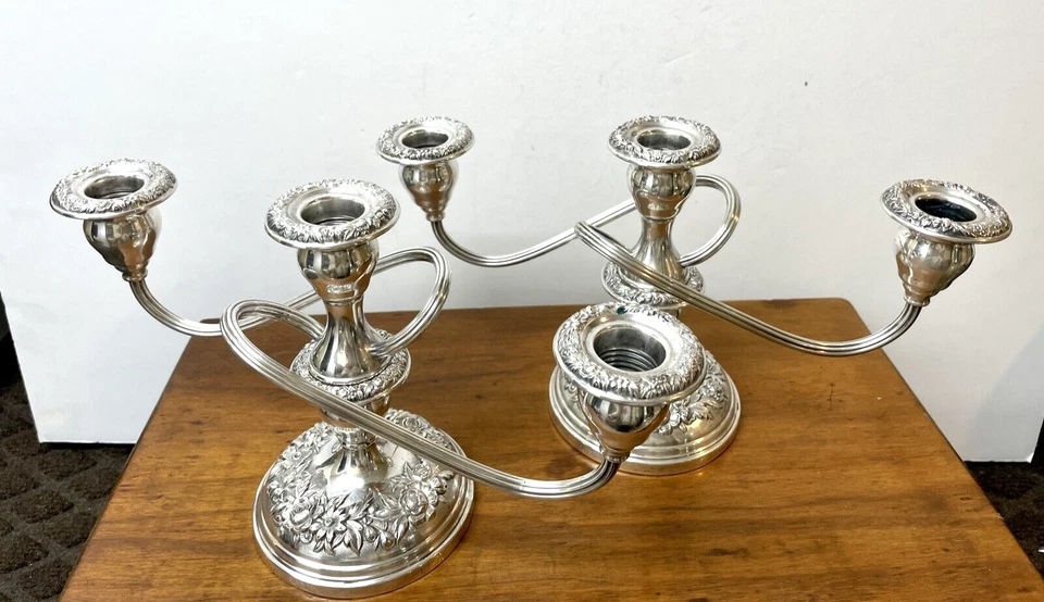 Par de castiçais S. Kirk and Son Sterling Sliver Repousse - Imagem 2 de 4