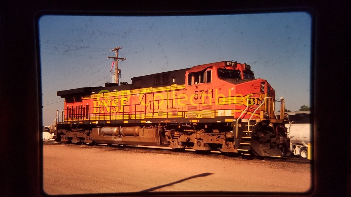18912 35MM Train Slide ENGINE LOCOMOTIVE RR BNSF 5711 AC4400W