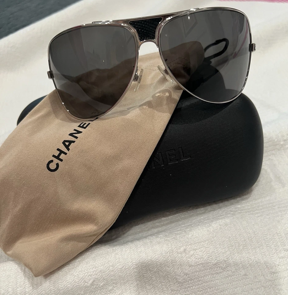 Gafas de sol Chanel Aviator con estuche y tela Foto 2 de 4