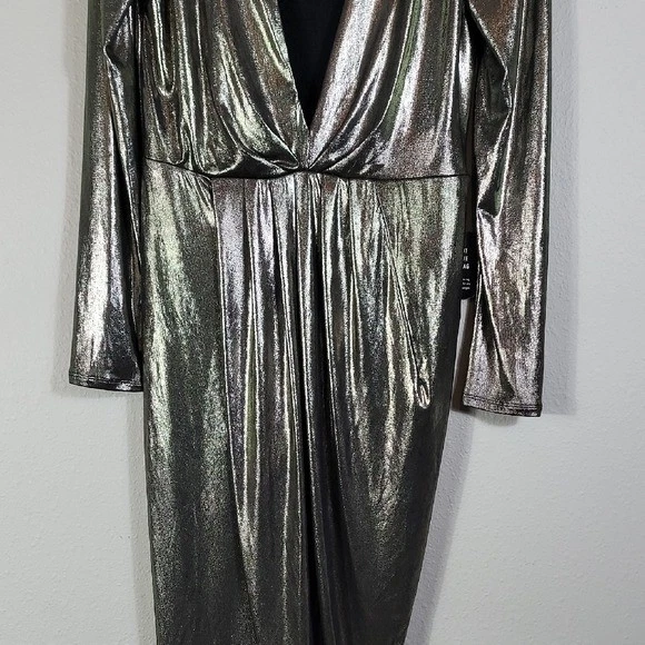 Nuevo con etiquetas Vestido Express Metálico Dorado Profundo Talla M Drapeado Manga Larga Alto Bajo Foto 4 de 4