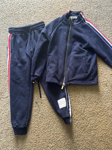 THOM BROWNE FELPA CON CAPPUCCIO E PANTALONI TAGLIA 120