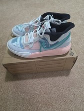 NWB Nike KYRIE 8 GO GS SIZE 6Y Dq8076 002