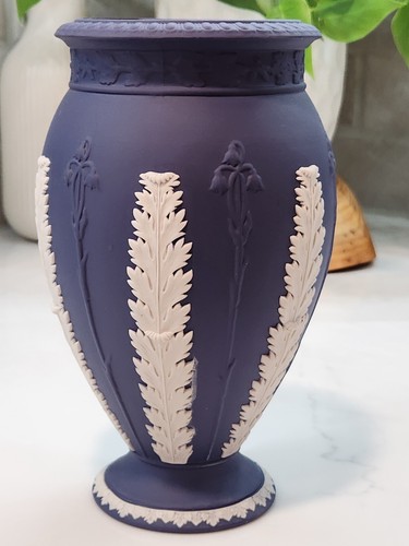 Vintage Wedgwood Jasperware Portland Blue Vase With Acanthus and Bulrush Nice! - Picture 5 of 14