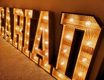 Große beleuchtete rustikale Buchstaben zu verkaufen Holz 4 Fuß CARIAD Cabochons #Hochzeiten Veranstaltungen