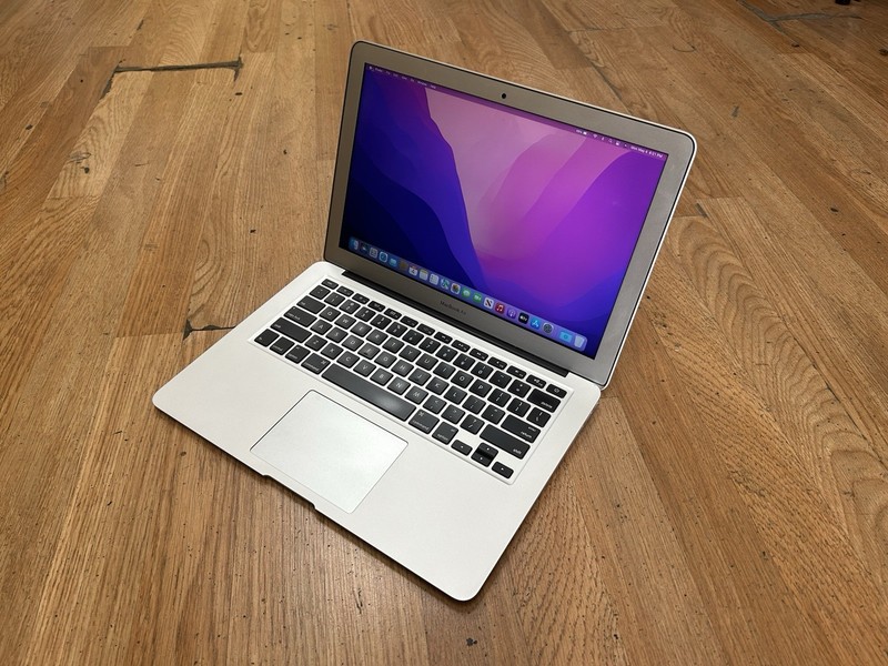 Apple MacBook Air 13'' Early 2015 i5 1.8GHz 8GB RAM 256GB SSD macOS Monterey