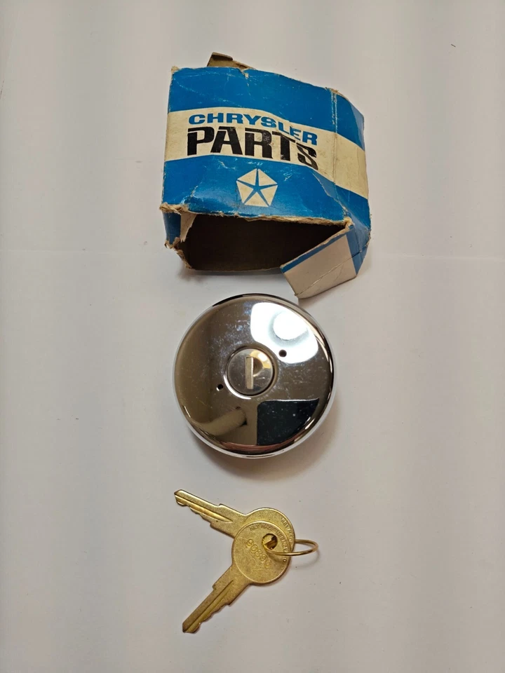 Dodge Chrysler 300 Newport 1964-1969 accesorio bloqueo tapa de gasolina 2409393 nuevo en stock Foto 3 de 4
