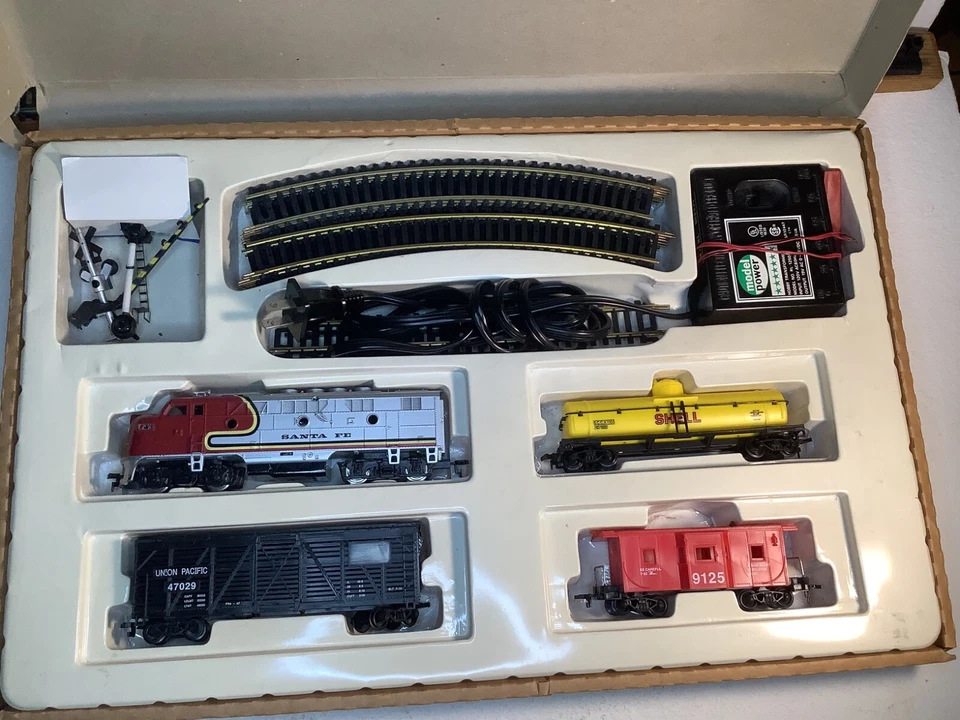 VTG Model Power Pride of the Line HO Scale Electric Train Set 1035 Santa Fe READ - Image 2 of 4