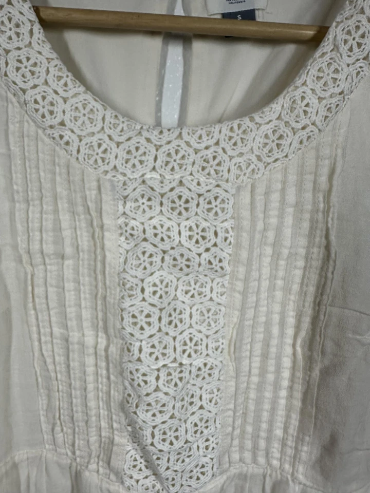 Old Navy Blouse Womens Small Ivory Sleeveless Crochet Lace Trim Pintuck Top - Image 4 of 4