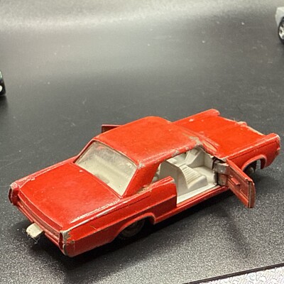Matchbox Lesney No. 22 Pontiac GP Sports Coupe Series Red-doors