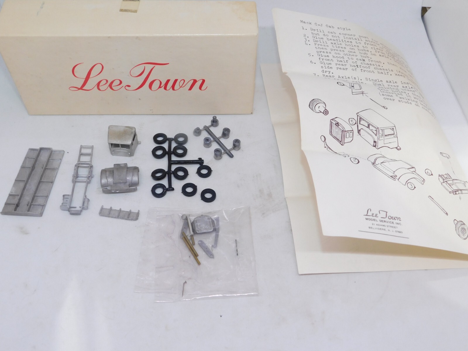 Lee Town HO 1/87 Scale '33 Mack CJ HD HEAVY DUTY FLATBED Truck # 432-2001 Rare