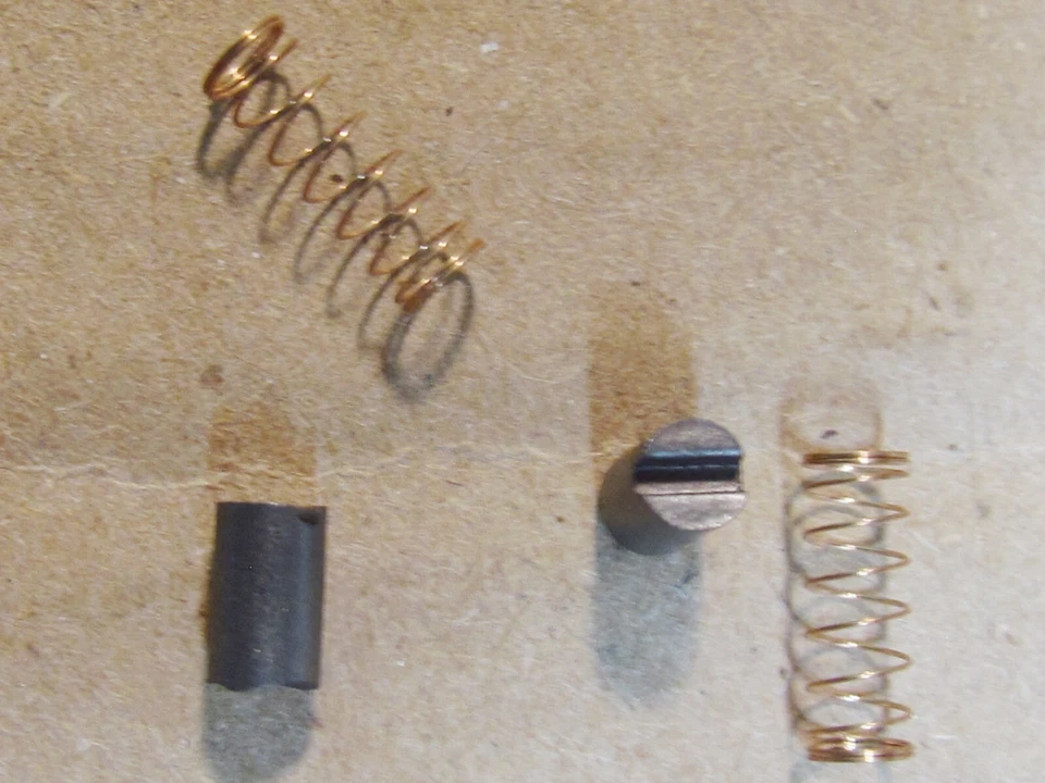 ATHEARN MOTOR BRUSH 90037 AND SPRING 84014 KIT FOR ATHEARN MOTOR HO NEW IN BAG - Image 3 of 4