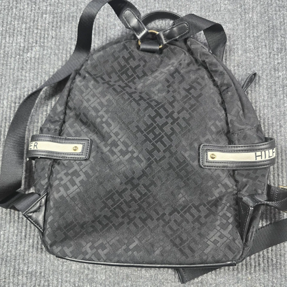 Tommy Hilfiger Mochila Negra Monograma Bolso para Laptop Acentos Dorados Lazo Carpintero Foto 2 de 4