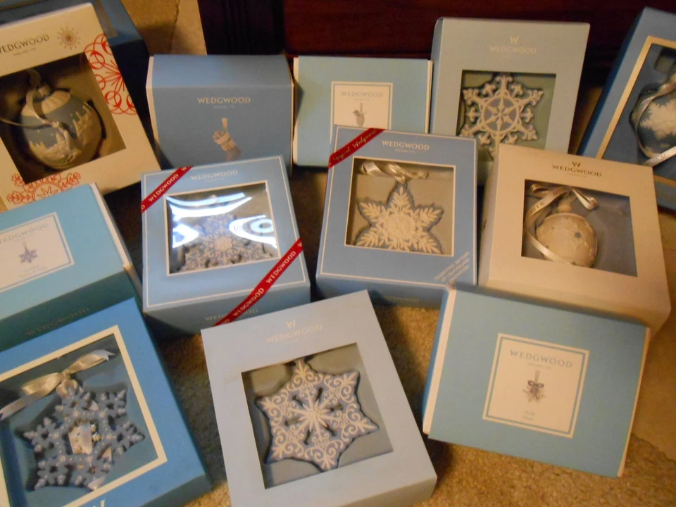 Wedgwood Jasperware Ornaments - Snowflake, Stocking, Snowman, Sleigh, Pinecone - Image 4 of 4