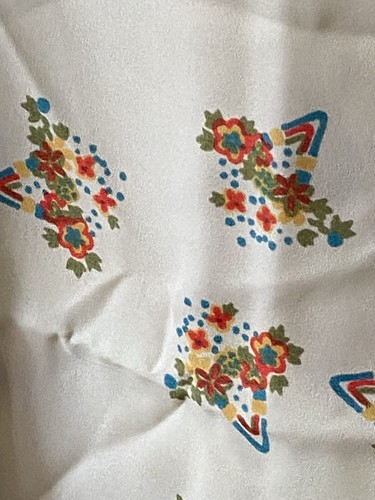 Vintage cream colored fabric with floral design 6 yards x 42 wide - Picture 3 of 3