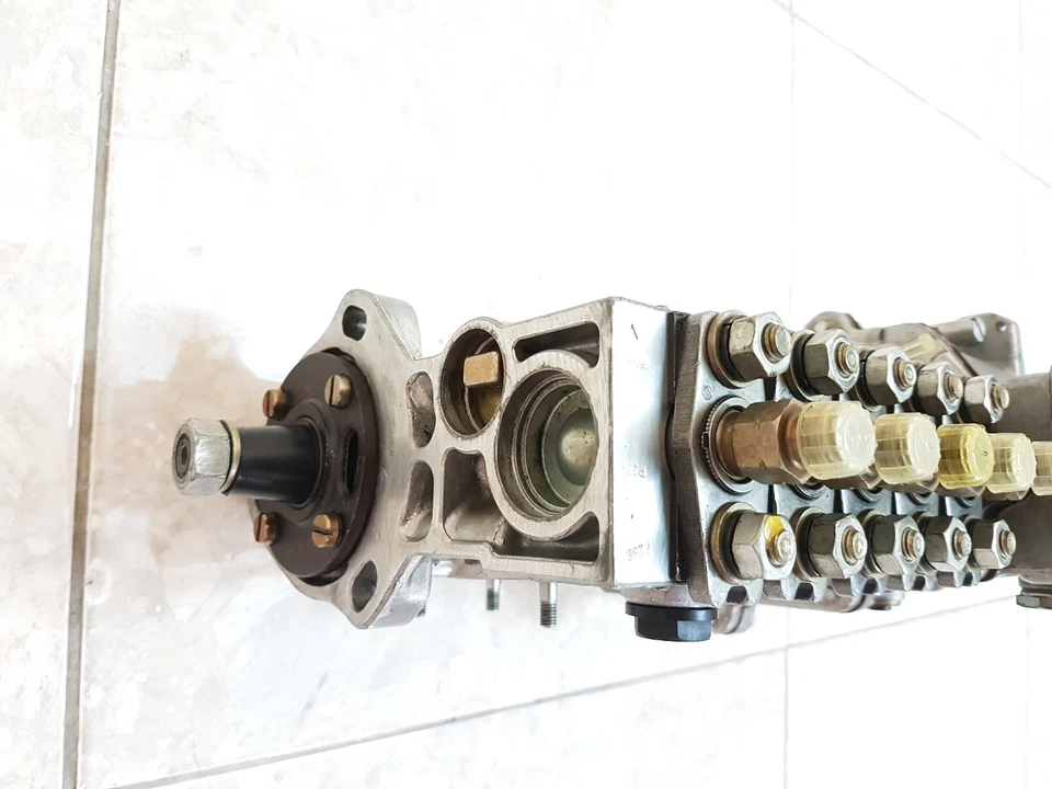 Bomba de inyección de combustible Bosch 0403245005 para Mercedes W123 300 TD (1976 - 1985) Foto 3 de 4