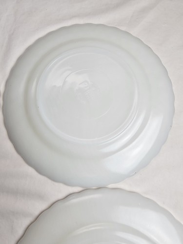 Set of 4 Anchor Hocking VTG Fluted Swirl Milk Glass Gold Trim 10" Dinner Plates - Picture 6 of 15