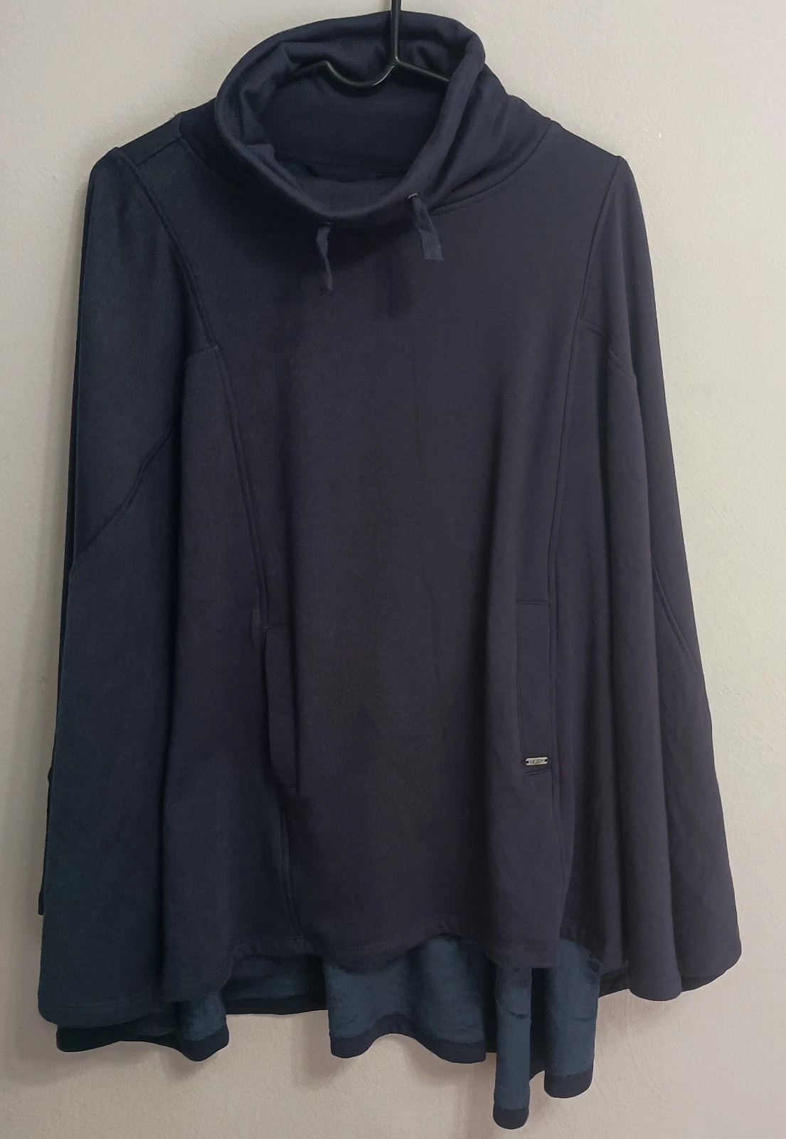 UGG Australia Pichot M/L Poncho Shawl with Pockets Batsleeve Sweater Navy M L