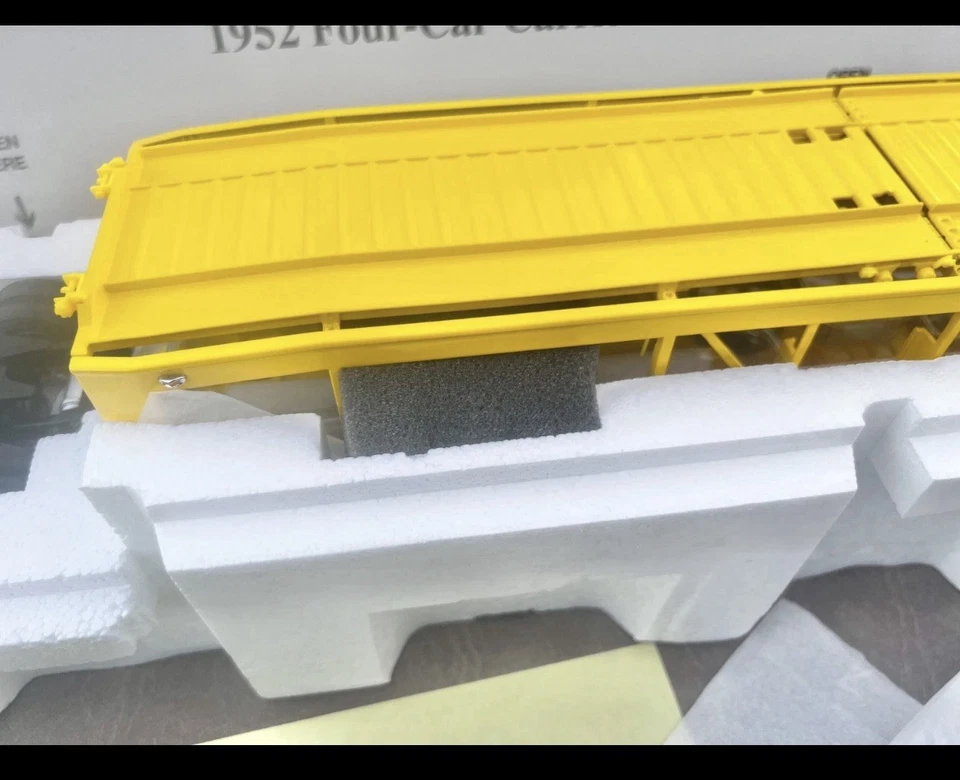 NUEVO EN CAJA - DANBURY COMO NUEVO 1952 CUATRO - PORTACOCHES - 1999 - amarillo - TODO EL PAPELEO Foto 3 de 4