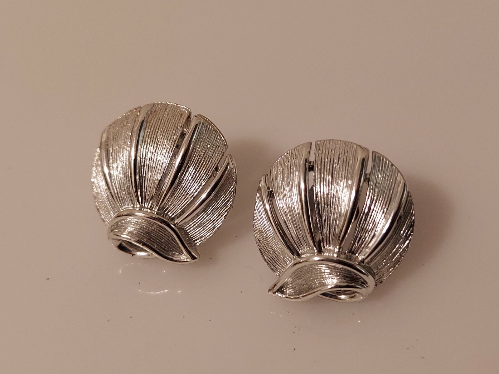 Lisner screwback abstract seashell design clip ea… - image 2