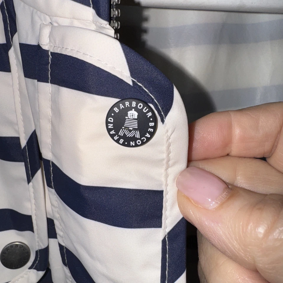 Chaqueta de lluvia impermeable para mujer Barbour a rayas blancas y azules 4 Foto 3 de 4