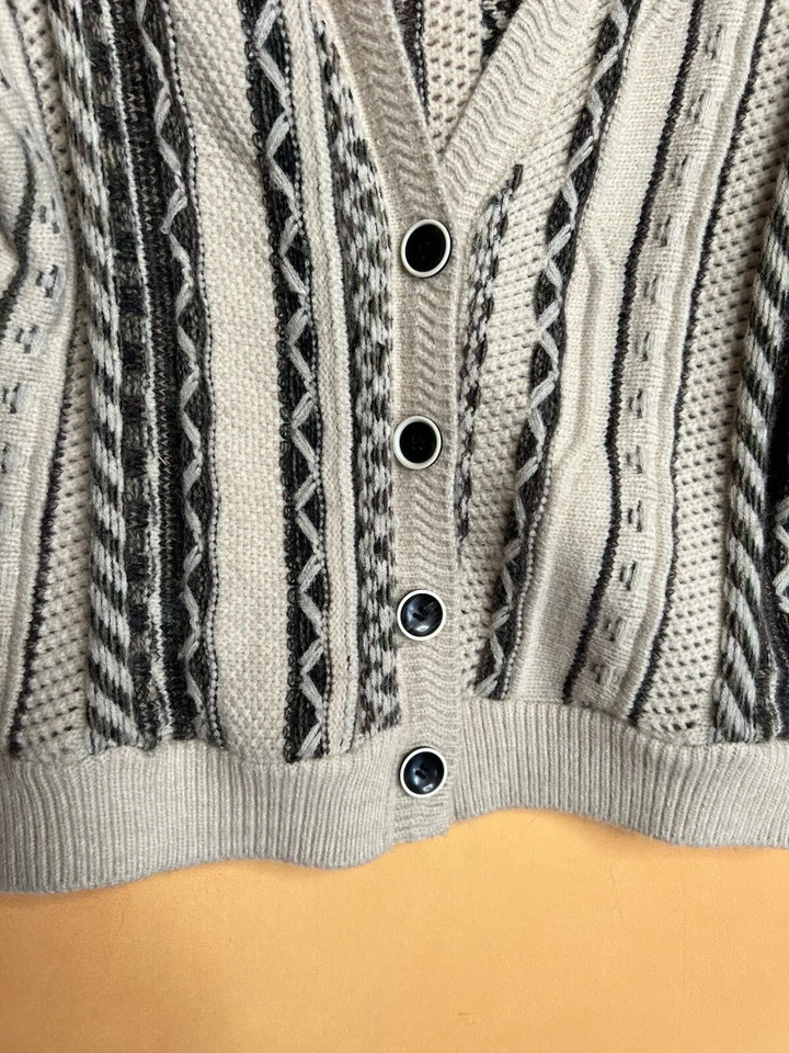 Cárdigan grande blanco negro mezcla de lana botón grueso tejido con cable Foto 2 de 4