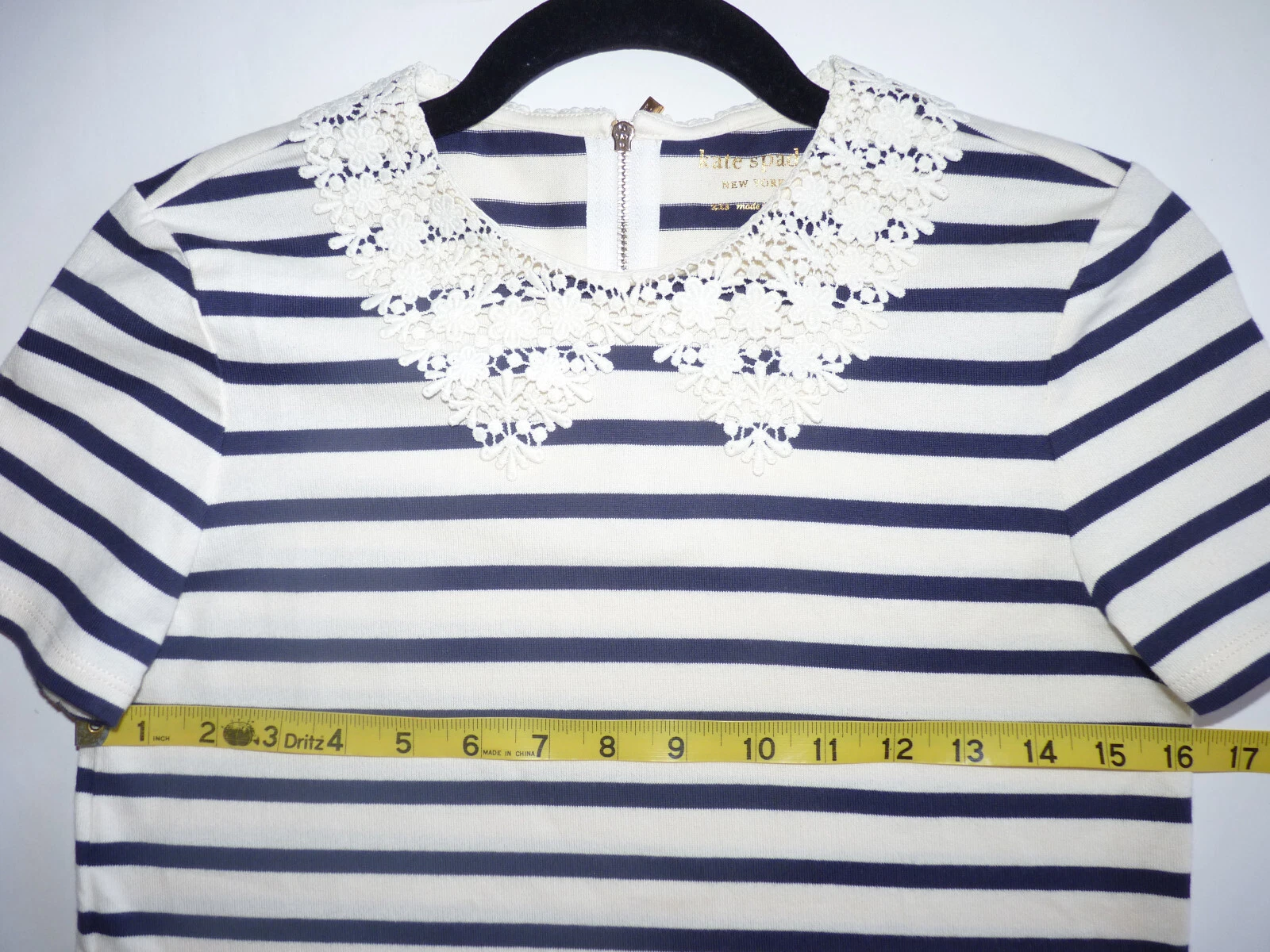 T shirt Kate Spade New York con colletto in pizzo a righe xxs