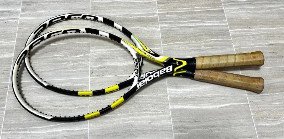 Jeu de 2 raquettes de tennis BabolaT AeroPro Drive Plus G4 (4 1/2 po) d'occasion - Photo 1/4