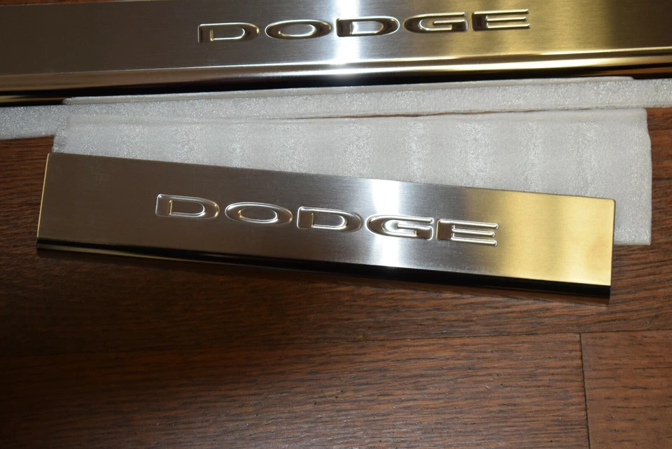 Juego de placas de umbral de puerta Dodge Journey 14-16 DE 3 B delantero trasero Mopar 82213523 Foto 2 de 4