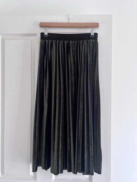Ladies Size 8 Caroline Morgan Deep Olive Crushed Velvet Look Pleated Skirt