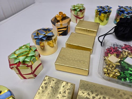 LOTE de 26+ Cajas de Regalo Pequeñas Llenas de Algodón Color Dorado Anillo Joyería Caja de Cartón - Imagen 5 de 17