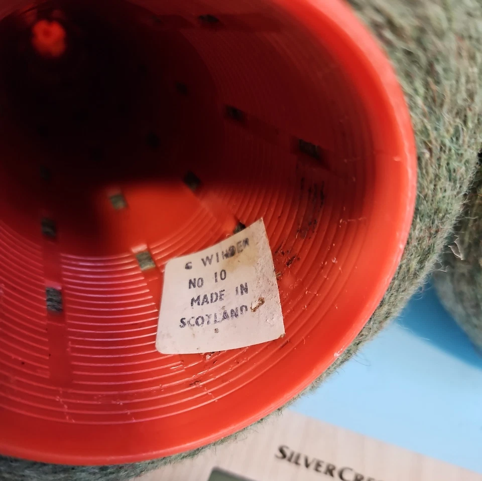 (102) 2 CONES OF GREEN KNITTING YARN  APPROX 750G UNKNOWN MIX - Image 3 of 4