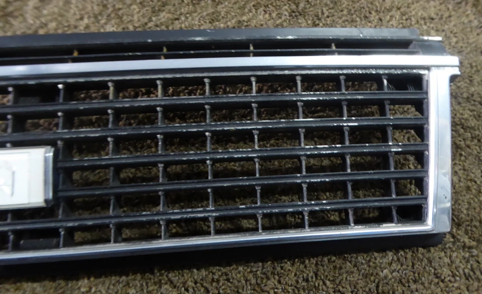 Toyota Cressida 1985 1986 1987 parrilla delantera montaje 53111-22260 OEM Foto 3 de 4