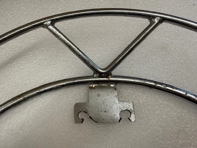 Kit de riel de agarre de asiento lado derecho Harley Davidson 52687-97 Softail 97-05 cromo OEM Foto 2 de 4