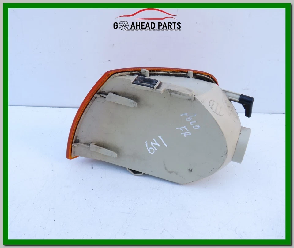 MONTAJE LUZ INDICADORA DELANTERA DERECHA VOLKSWAGEN POLO 6N1 ORIGINAL VW 95 - 00 Foto 4 de 4