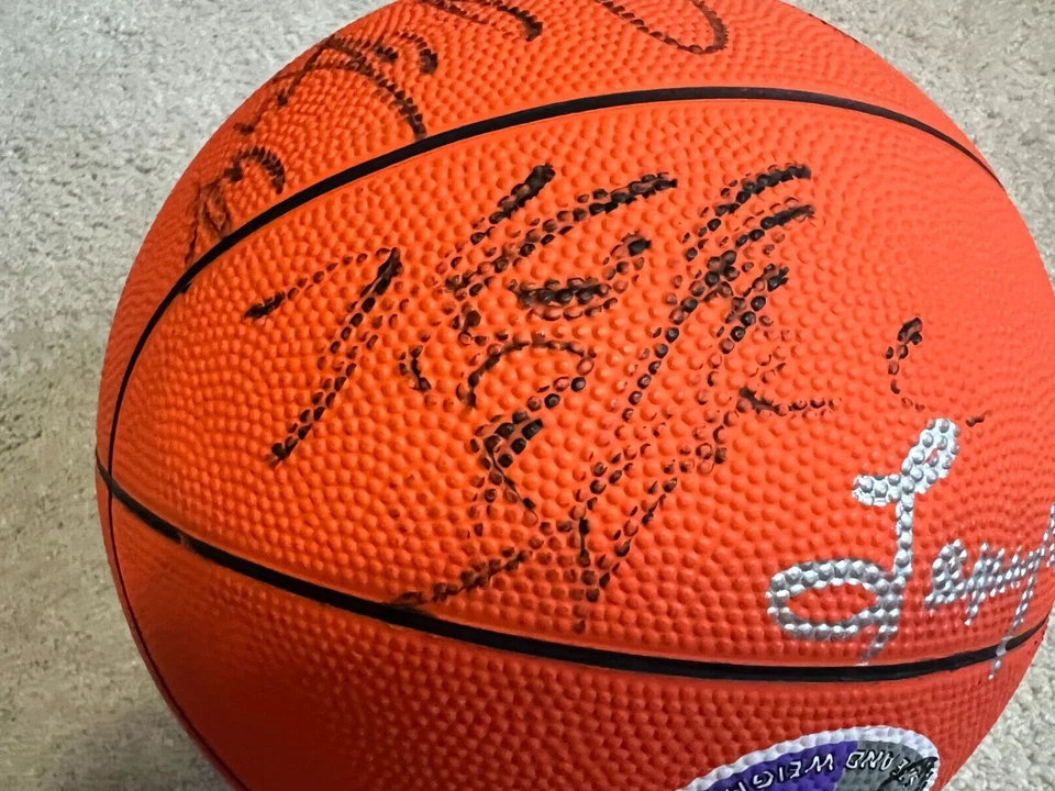 Casco de baloncesto autografiado de los Atlanta Hawks Lenny Wilkins Dick Stan Albeck Mutombo Foto 2 de 4