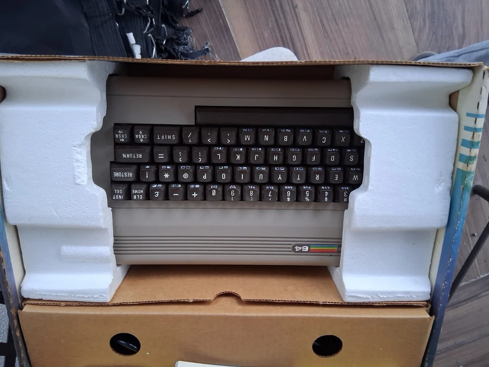 РЕДКАЯ винтажная оригинальная консоль 1982 Commodore 64 совершенно новая в открытой коробке никогда не использовалась - Изображение 2 из 3