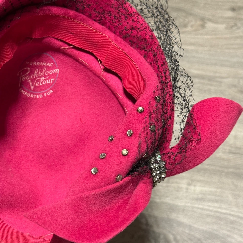 Sombrero para mujer Merrimac Peachbloom terciopelo negro velo fucsia rosa vintage años 50 Foto 3 de 4