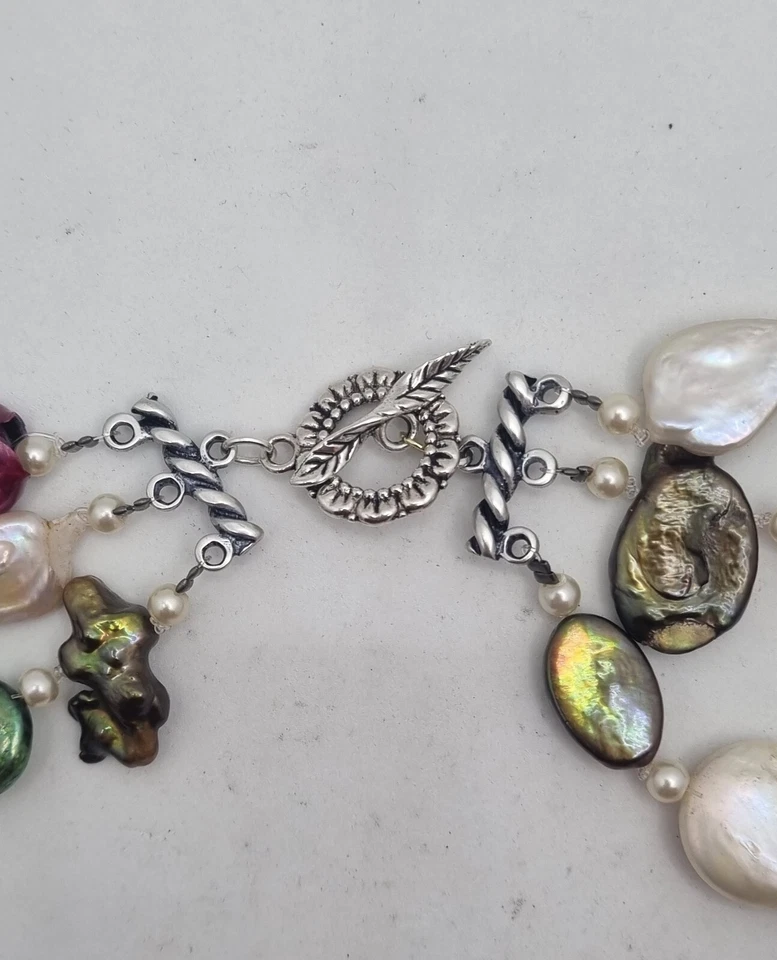 COLLANA A 3 FILI di perle multicolore piatte, collana corta, sottogiacca - Immagine 3 di 4