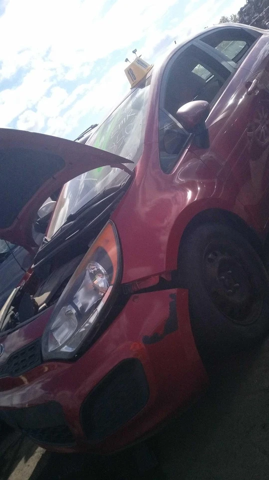 Kia Rio 2013 puerta izquierda 4 puertas hatchback rojo, buen estado, fabricante de equipos originales #92219 Foto 3 de 4