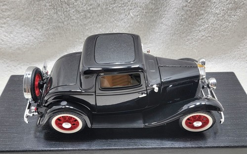 Road Legends 1939 Ford 3-Window 1:18 Scale Model Car - Picture 10 of 22