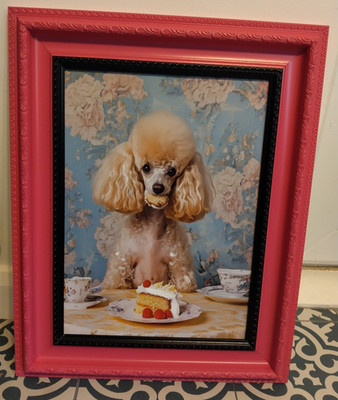 Kuchen liebender Pudel Hund Portrait rosa gerahmtes Bild Empire Kunst Wanddruck
