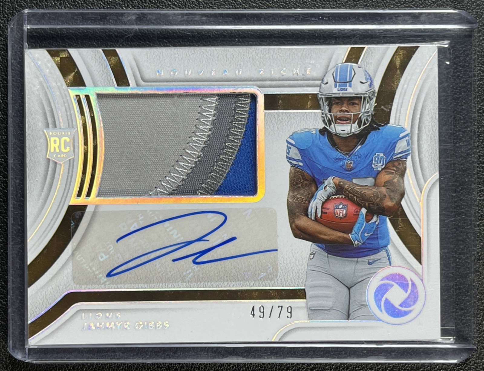 Jahmyr Gibbs Panini Gold Standard Nouveau Riche Patch Autographs #NR19 Holo Gold