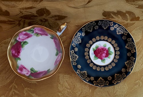 ROYAL ALBERT *OLD ENGLISH ROSE* BLACK FOOTED CUP&SAUCER HEAVY GOLD 2915 ENGLAND - Picture 3 of 7