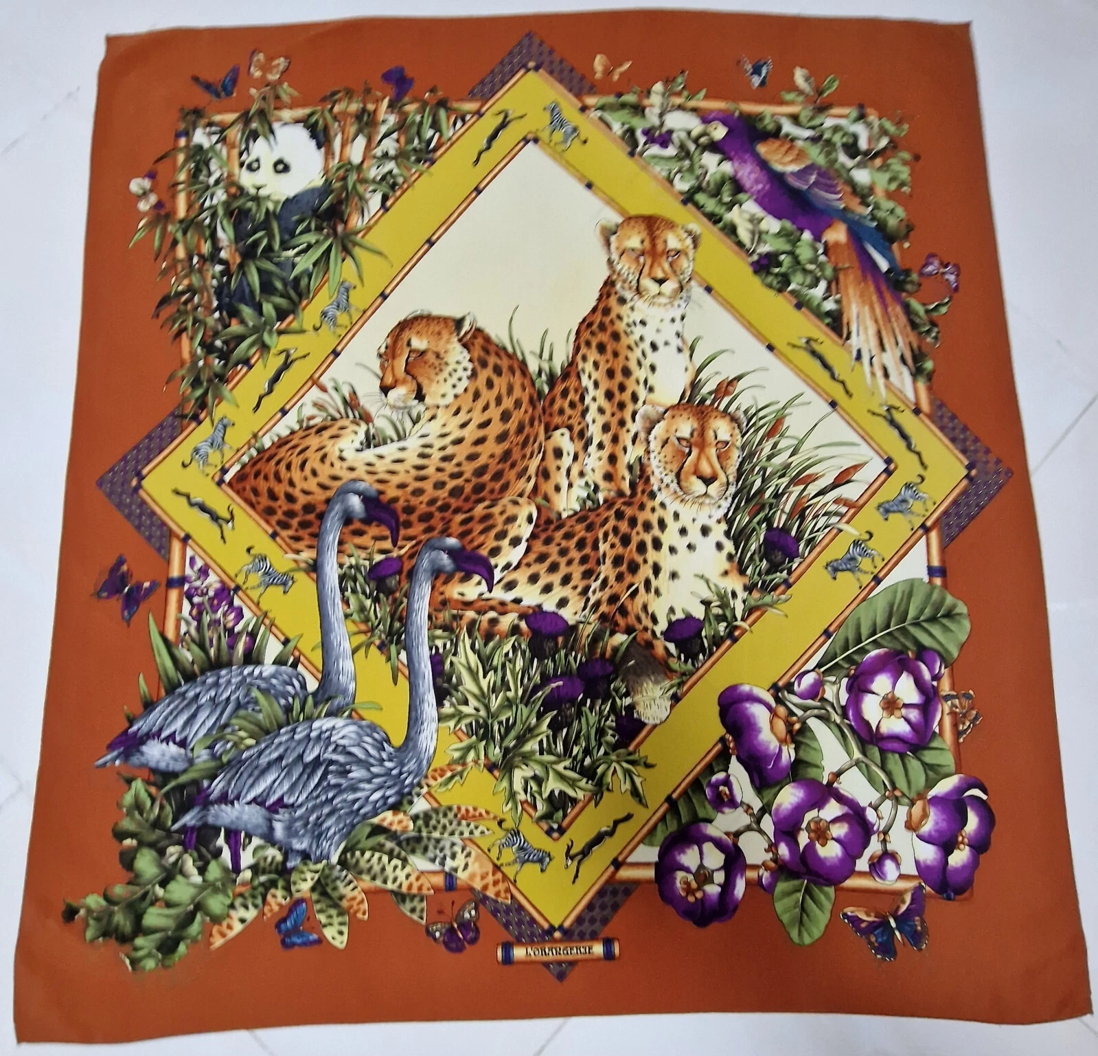FOULARD VINTAGE AUTHENTIQUE SOIE TROIS TIGRES DANS LA JUNGLE COLORÉ ROULÉ MAIN